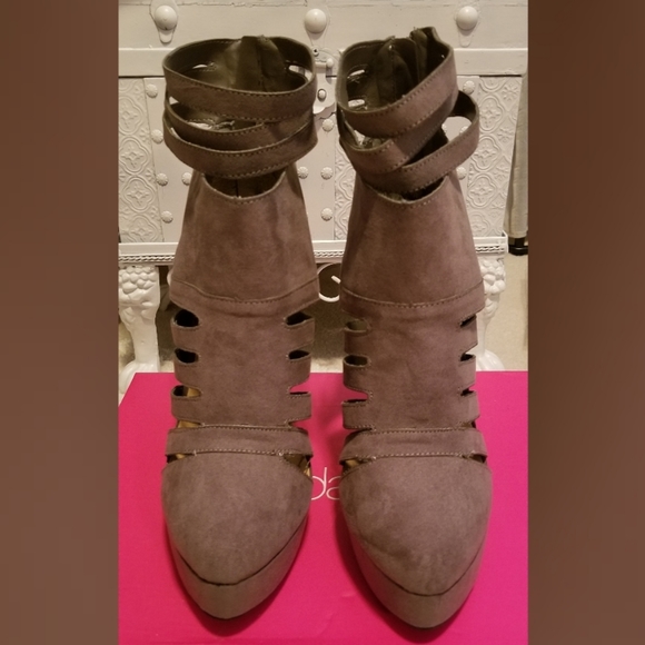 NWOT Platform Gladistor Heels - Picture 3 of 6